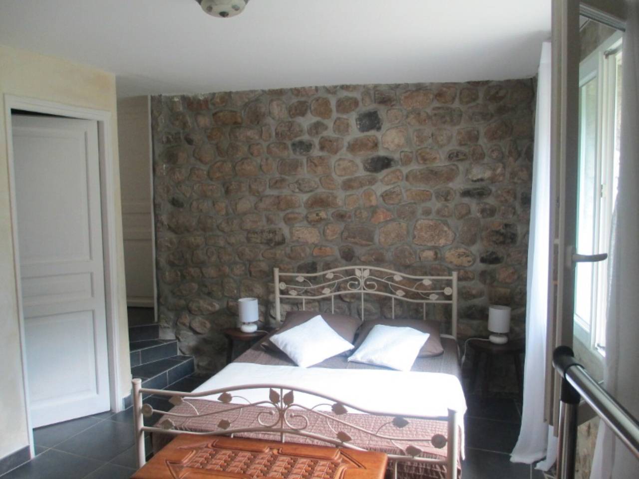 Chambre d’hôtes « Chambre 2 – Jasmin » avec piscine partagée, terrasse commune et Wi-Fi in Saint-Julien-Labrousse, Parc naturel régional des Monts d'Ardèche