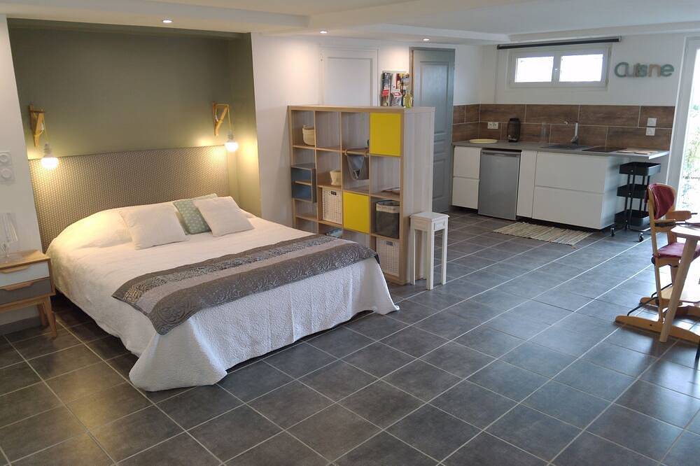 Entire apartment, Large studio with terrace in Carcassonne close to the city and Cavayere lake in Carcassonne, Carcassonne region