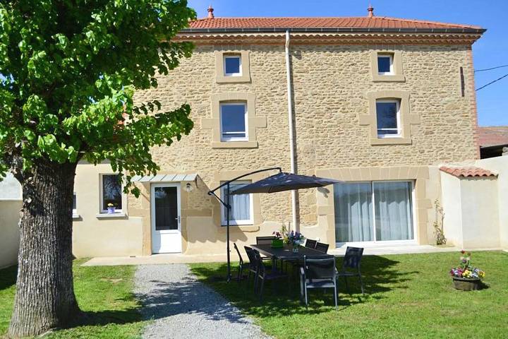 Gîte pour 6 personnes, avec terrasse et jardin à Charmes-sur-l'Herbasse