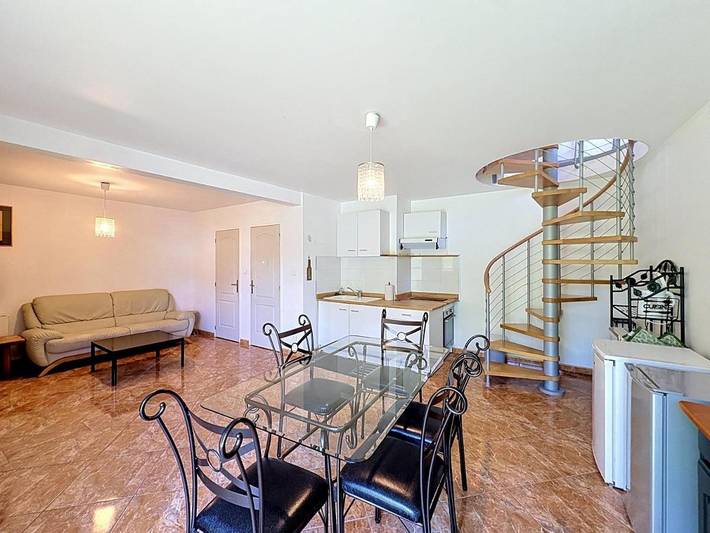Location de vacances pour 4 personnes, avec Terrasse ainsi que Jardin et Vue dans Blyes