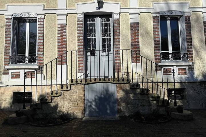 Location de vacances pour 11 personnes, avec terrasse et jardin à Saint-Florentin