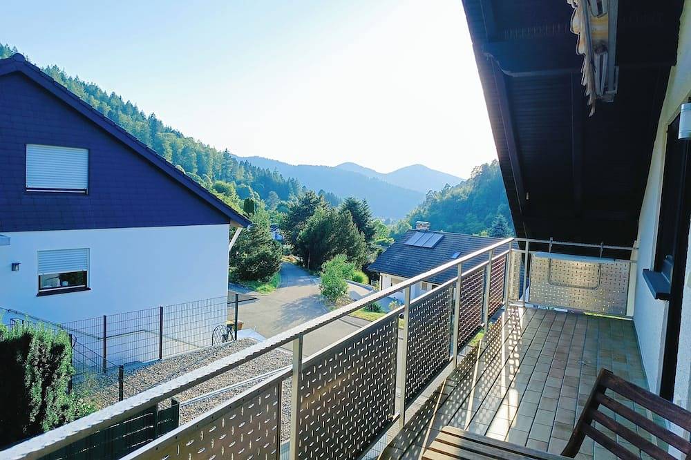 Ganze Wohnung, Ferienwohnung mit Balkonpanorama mit Lesematerial, Spielen und Fitnessraum in Gernsbach, Nordschwarzwald