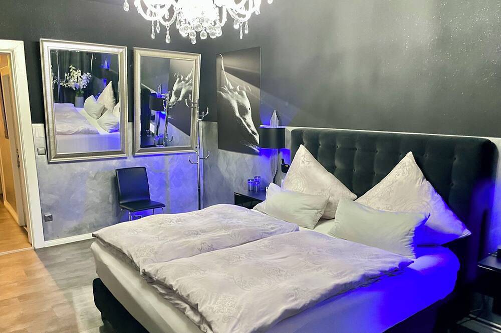 Ganze Wohnung, Whirlstudio Vibe - Ferienwohnung mit großem Whirlpool im Wohnzimmer in Hamburg-Nord, Hamburg