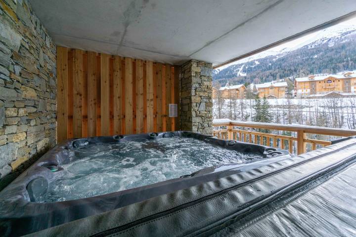 Appartement entier, Chalet Pramaria - Apt L'Arcelle, avec vue sur les montagnes, Wi-Fi et climatisation. in Lanslebourg-Mont-Cenis, Massif de la Vanoise