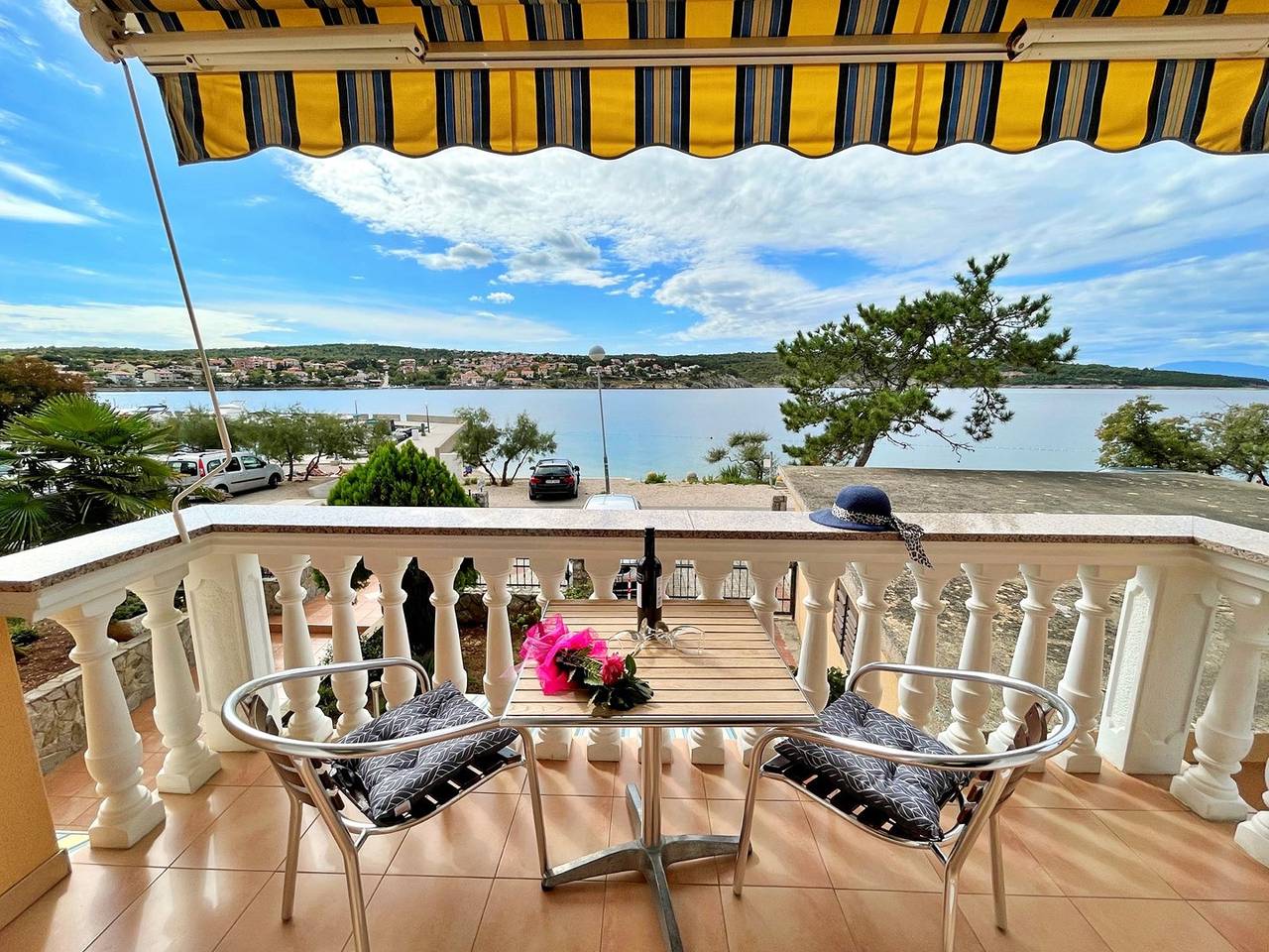 Ganze Wohnung, Apartment Villa Tiha - 10 m vom Strand entfernt, Meerblick, Balkon, direkt am Meer, privater Parkplatz in Silo (Krk), Krk