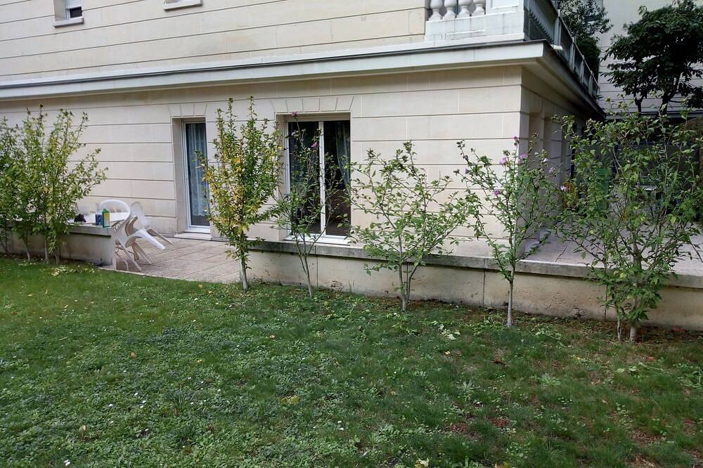 Appartement entier, Coin de Verdure à 6 km de Paris et 15 mn. Centre de Paris - Rer Direct à 200 m in Le Plessis-Robinson, Hauts-de-Seine