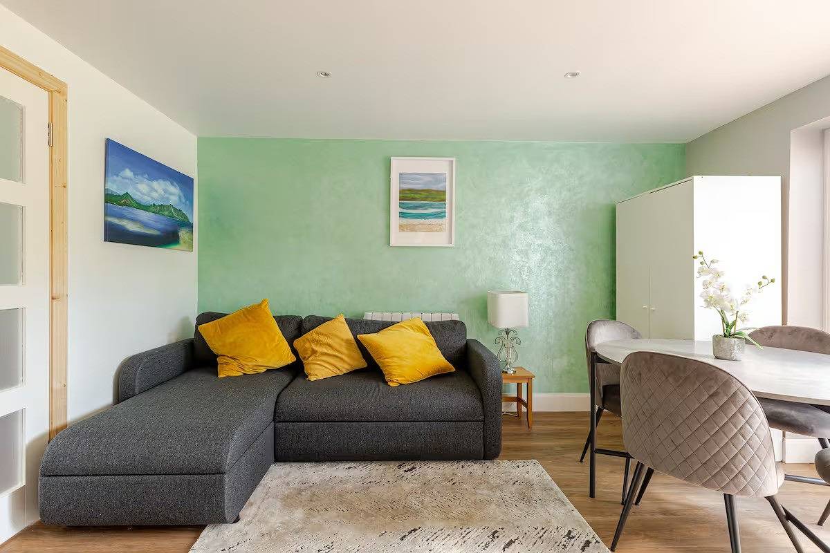 Entire holiday apartment, 1-Bed Cosy Country Retreat- Sleeps 5, Emerald Park in Rathoath, County Meath
