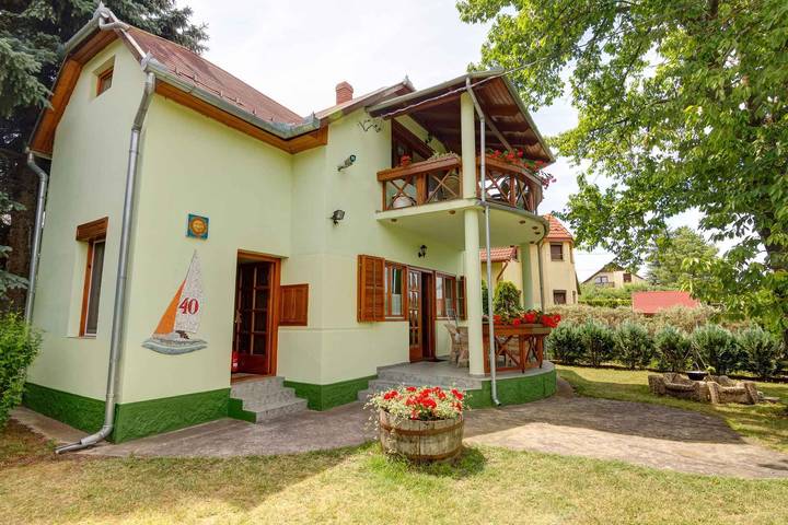 Ferienwohnung für 5 Personen, mit Balkon und Garten in Balatonmariafürdö