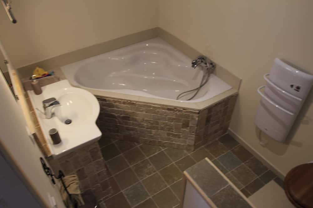 Cabaña con piscina, ubicada en un dominio privado de 5 hectáreas, perfecto para los amantes de la naturaleza. in Cenne-Monestiés, Región de Carcassonne