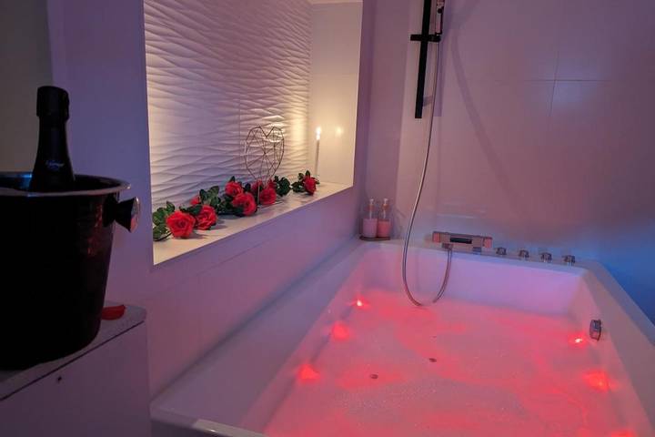 Location de vacances pour 2 personnes, avec Jacuzzi et Vue à Villeneuve-de-la-Raho