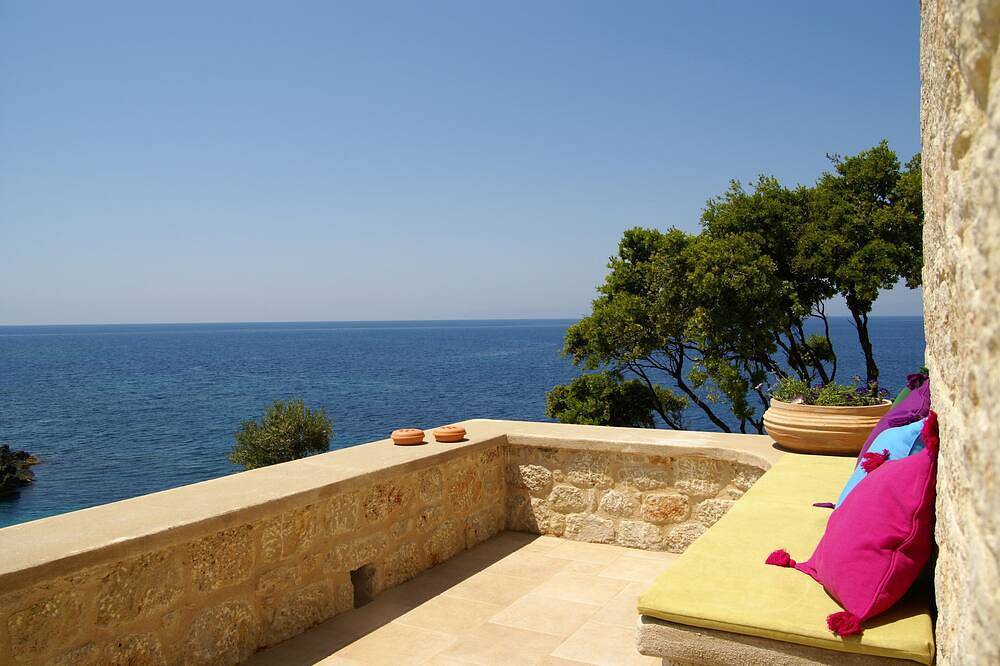 Pretty seafront cottage in the center of Stoupa, minutes from the sandy beaches in Stoupa, Messenia