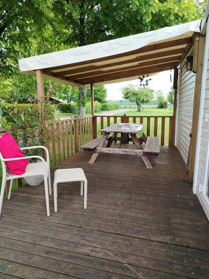 Location de vacances pour 4 personnes, avec vue et jardin ainsi que terrasse et piscine dans Lac de la Vingeanne