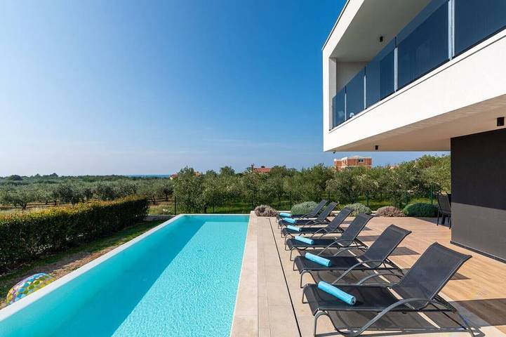 Villa für 8 Personen, mit Garten und Balkon sowie Sauna in Poreč