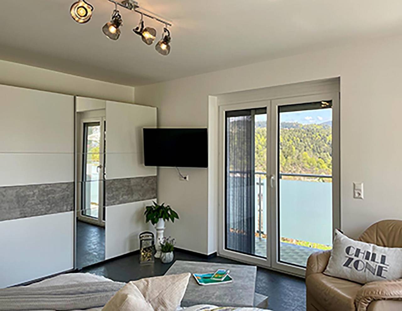 Ganze Wohnung, Ferienwohnung Margarethe mit Seeblick, privater Terrasse und Wlan in Velden am Wörther See, Villach-Land