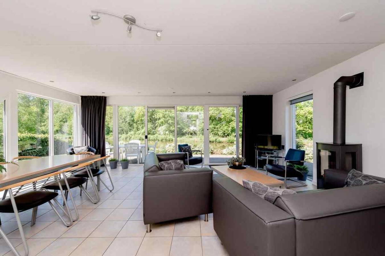 Fijn 8 persoons villa aan het water op Villapark Weddermeer met sauna. in Bellingwedde, Provincie Groningen