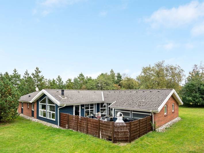 Ferieudlejning for 10 personer, med terrasse og sauna samt pool i Ho