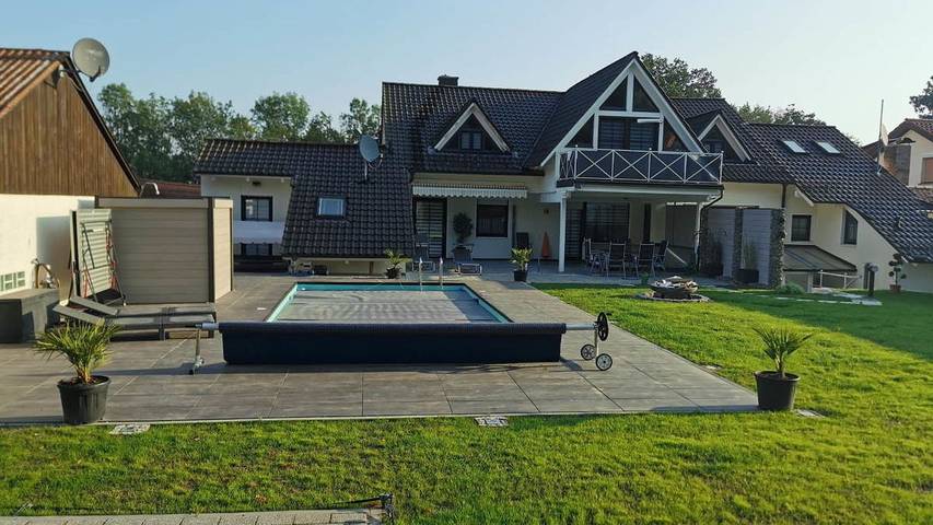 Ferienwohnung für 4 Personen, mit Garten und Pool sowie Balkon und Whirlpool