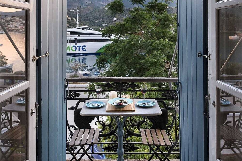 Ganze Wohnung, Waterfront house with private garden in Poros Stadt, Poros