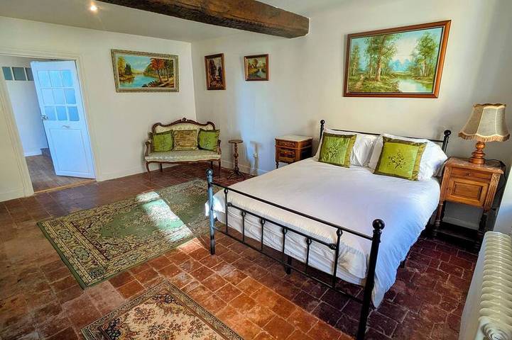 Location de vacances pour 12 personnes, avec terrasse et jardin, animaux acceptés à Saint-Gengoux-le-National - 4