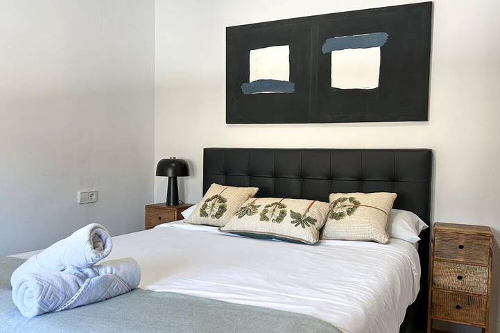 Appartement entier, 2-Bedroom Seafront Escape w/ Parking by Hostem in Vilanova i la Geltrú, Garraf