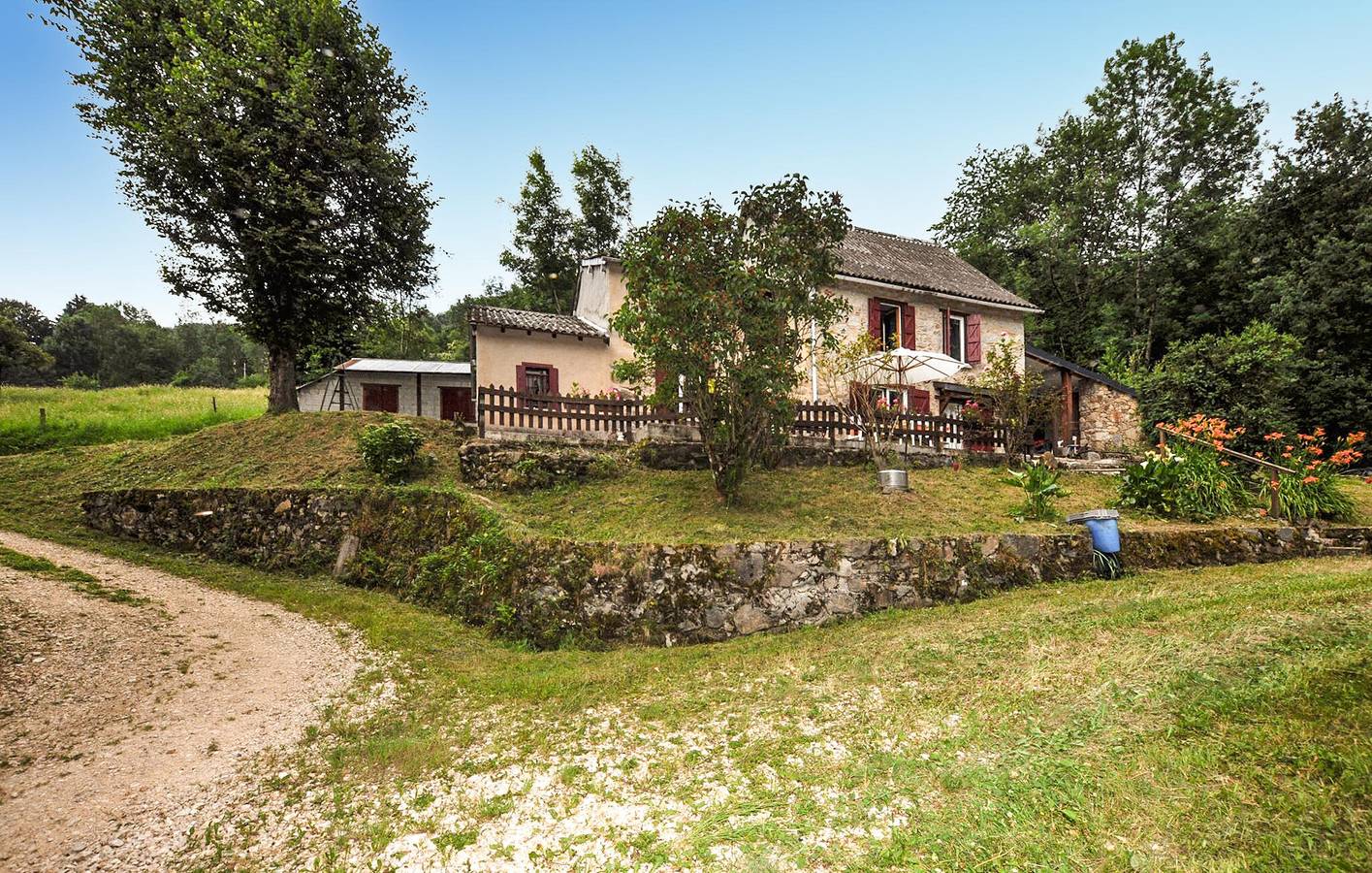 Retraite confortable dans un jardin avec parking et télévision in Massat, Parc naturel régional des Pyrénées ariégeoises