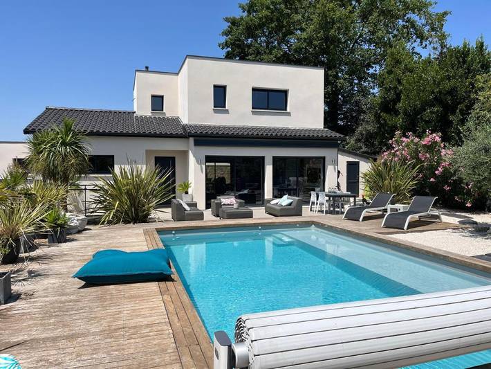 Location de vacances pour 6 personnes, avec Terrasse ainsi que Piscine et Vue à Flourens (Haute-Garonne)