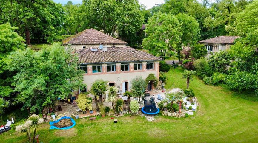 Location de vacances pour 8 personnes, avec Terrasse et Jardin ainsi que Piscine et Vue à Pavie (homonymie)