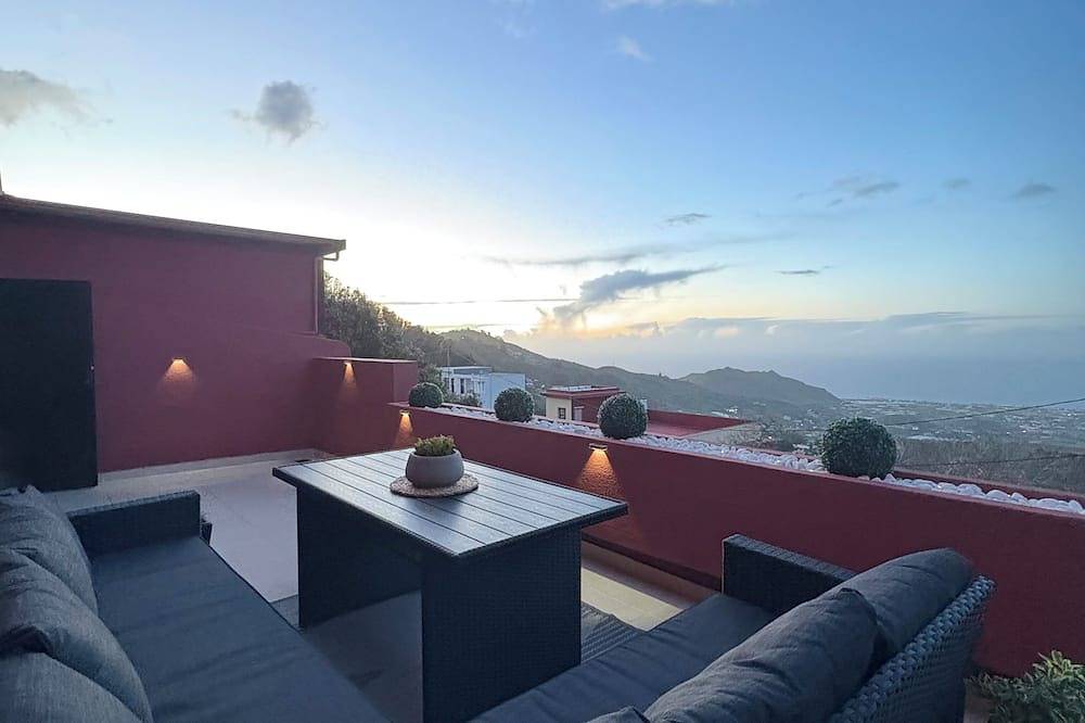 Entire apartment, Modern apartment with large terrace and sea views in San Cristóbal de La Laguna, North Tenerife