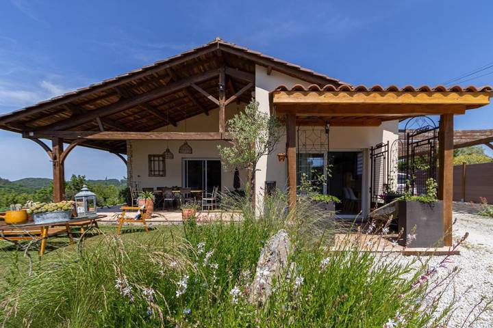 Location de vacances pour 2 personnes, avec terrasse et piscine ainsi que jardin et vue à Saint-Cybranet - 2
