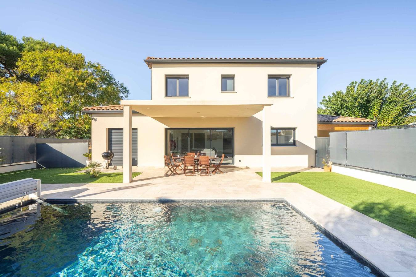 Casa Vacacional 'Villa Moderne Avec Piscine' con Piscina Privada, Wi-Fi y Aire Acondicionado in Beaucaire, Region de Nimes