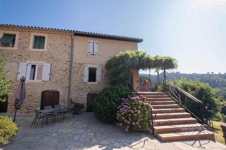 Location de vacances pour 6 personnes, avec terrasse et jardin à Saint-Julien-des-Points
