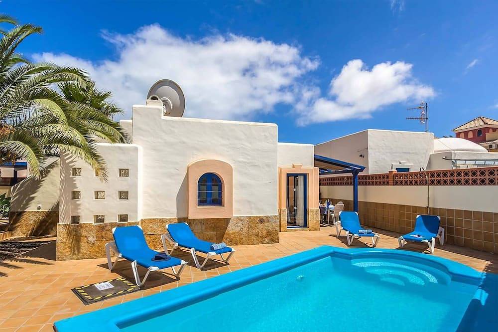 Unique Moroccan  style detached villa with  private pool n a prestigious area! in Corralejo, La Oliva