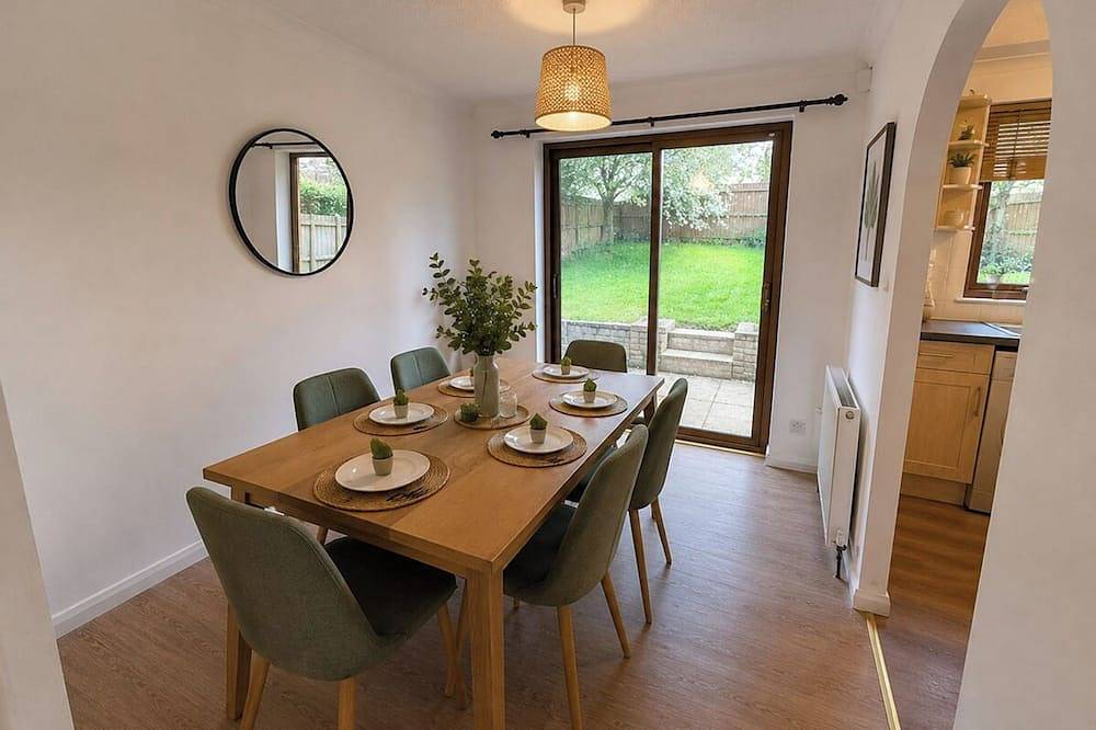 Mk Corporate Manor | 5Br Luxury for Professionals in Milton Keynes, Südostengland