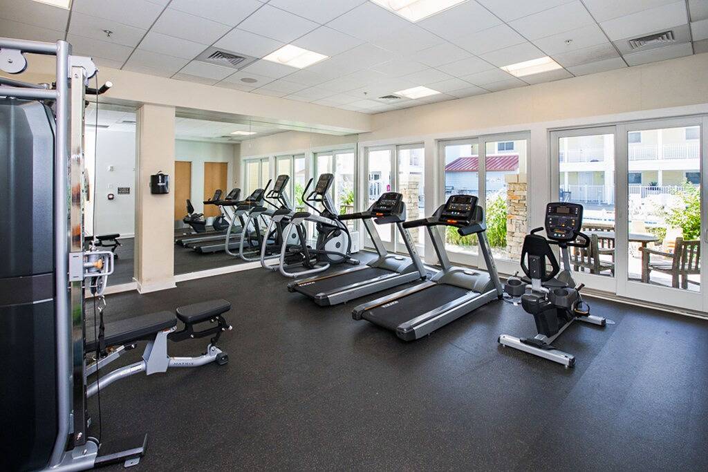 Ganze Wohnung, Inviting condo steps from the beach with balcony & resort pools in Sandbridge, Virginia Beach