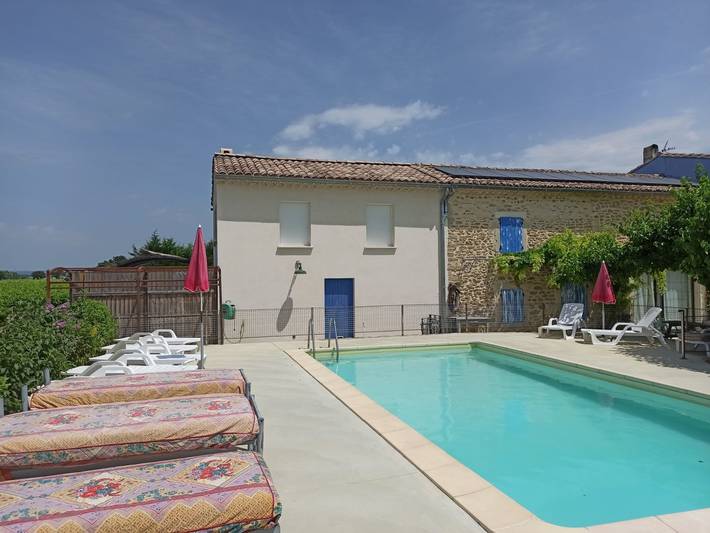 Gîte pour 30 personnes, avec jardin ainsi que piscine et terrasse dans Auvergne-Rhône-Alpes - 4