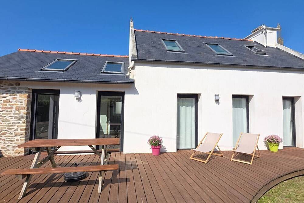 Lovely holiday home 5 mins walk from beautiful white sand beaches in Landéda, Región de Brest