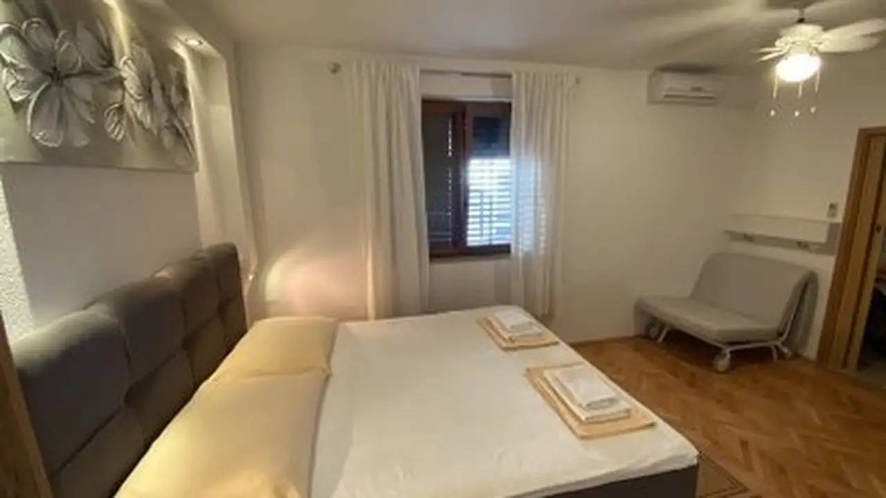 Geheel vakantieappartement, Vakantieappartement voor 3 personen met zwembad in Baška Voda, Makarska Riviera