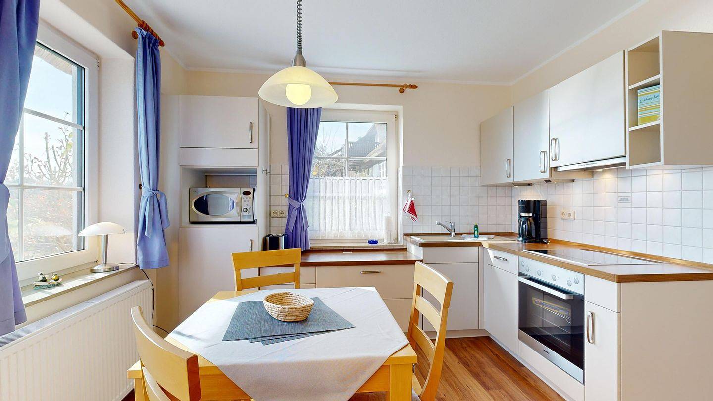 Ganze Wohnung, Traumhaftes Reetdachhaus in ruhiger Lage, Terrasse und mit großem Garten in Lancken-Granitz, Rügen