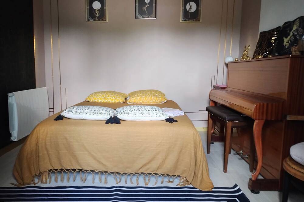 Colette Art Deco room in quiet farmhouse near circuit, pets welcome in Marigné-Laillé, Sarthe