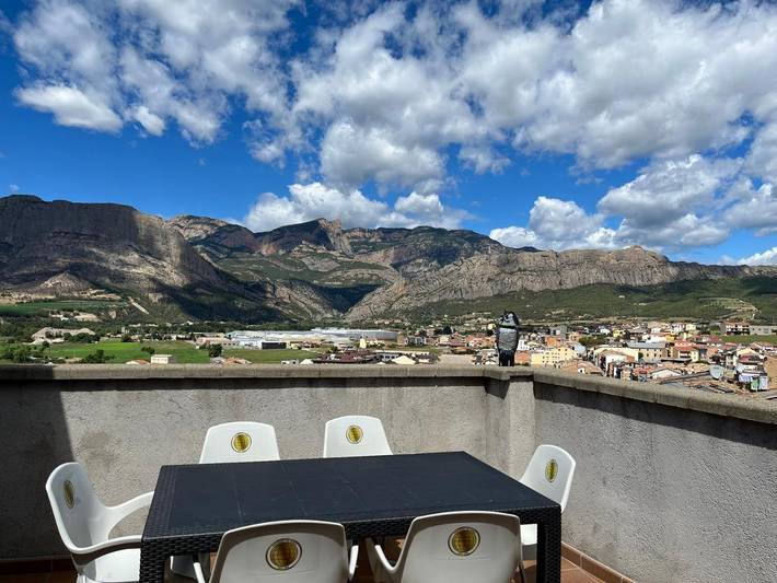 Location de vacances pour 7 personnes, avec Balcon ainsi que Terrasse et Vue à Oliana