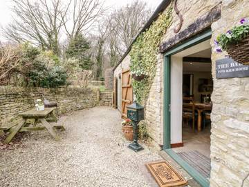 Log Cabin for 6 People in The Cotswolds, South West England, Photo 1
