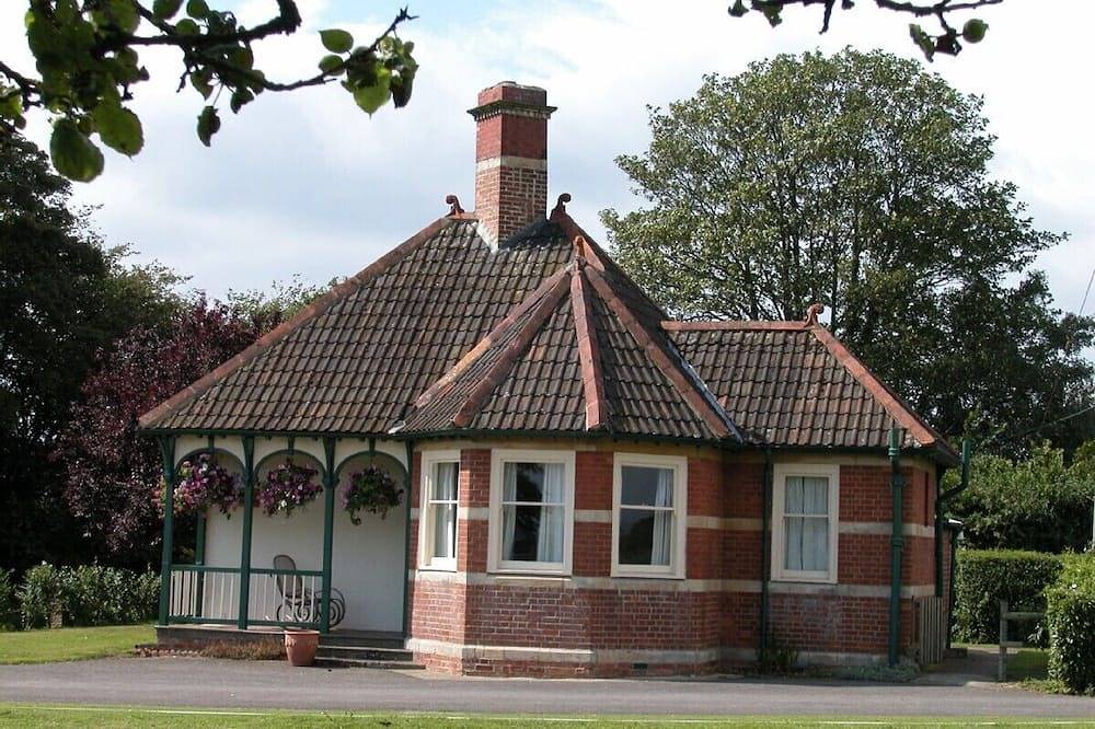 Hinton Lodge - Petit 'cottage' anglais du début du siècle très bien aménagé in Wiltshire