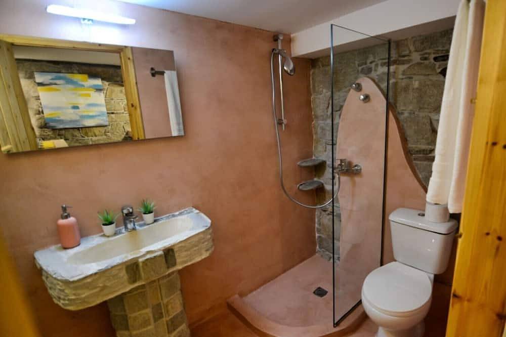 Ganze Wohnung, Abgeschiedener moderner, einzigartiger Granitplatz im Garten am Wasser, zu Fuß in die Stadt, zum Strand! in Ikaria