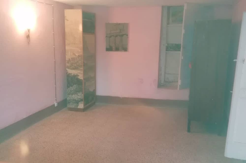 Ganze Wohnung, Tranquil 1-bedroom apartment in enchanting Badolato, in Badolato, Catanzaro Provinz