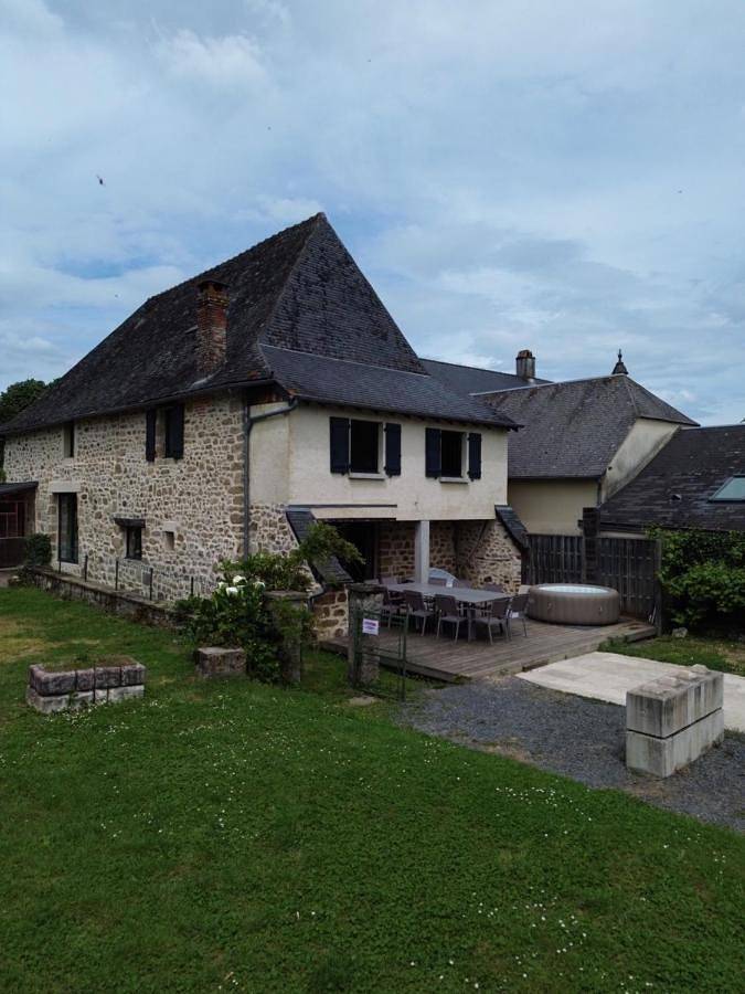 Location de vacances pour 15 personnes, avec terrasse et jacuzzi ainsi que piscine et jardin à Cublac