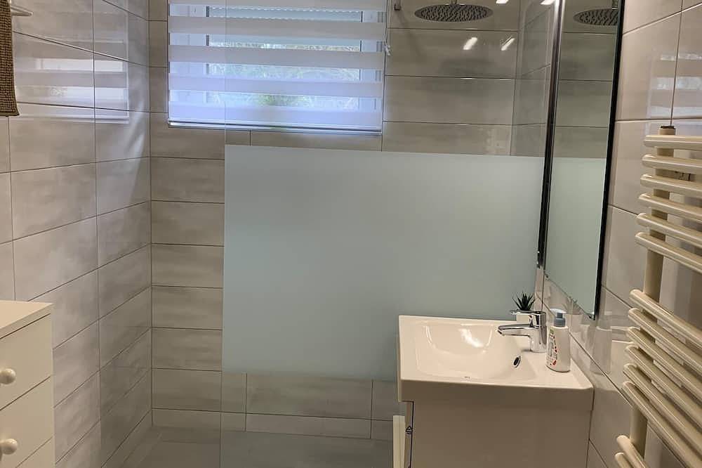 Ganze Wohnung, Kőnig Apartman Iii. /Liza Apartman/Hévíz.300 Méterre A Hévízi Termál Tótól! in Heviz, Keszthely und Umgebung