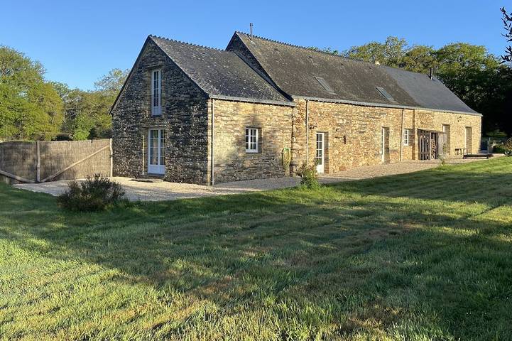 Gîte pour 11 personnes, avec piscine et jardin