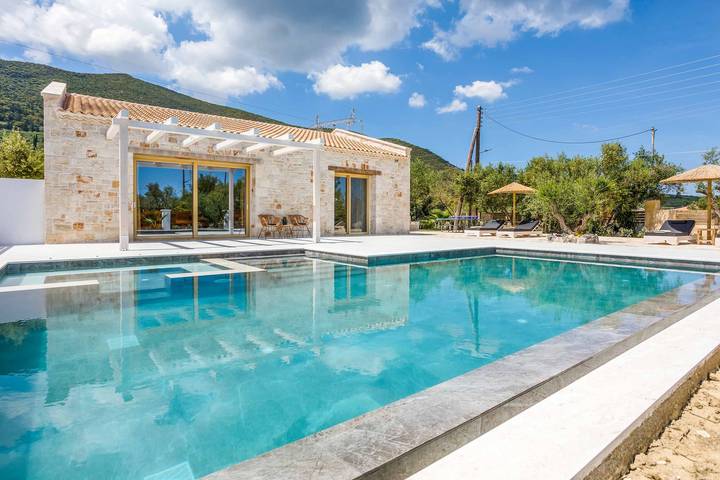 Villa for 4 people, with Terrace and Pool in Alykes