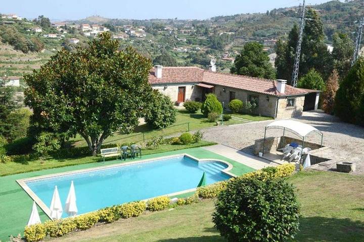 Villa para 4 pessoas, com jardim e vista e ainda piscina, com animais de estimação em Marco de Canaveses