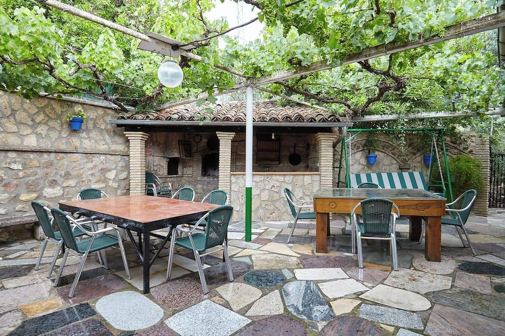 Country House 'Los Rosales' with Private Pool and Private Garden in La Iruela, Sierras de Cazorla and Segura Natural Park